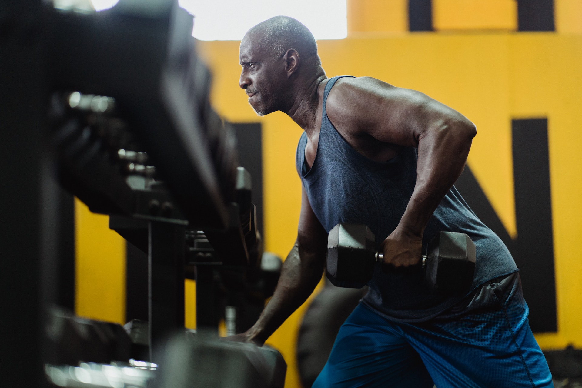 MAN LIFTING WEIGHTS